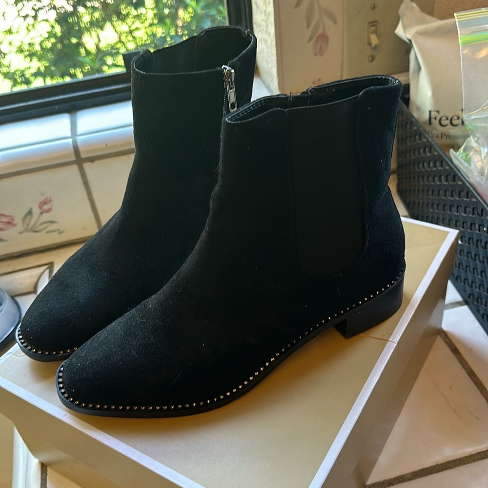 These boots….Bkack boots and they zip up size 8